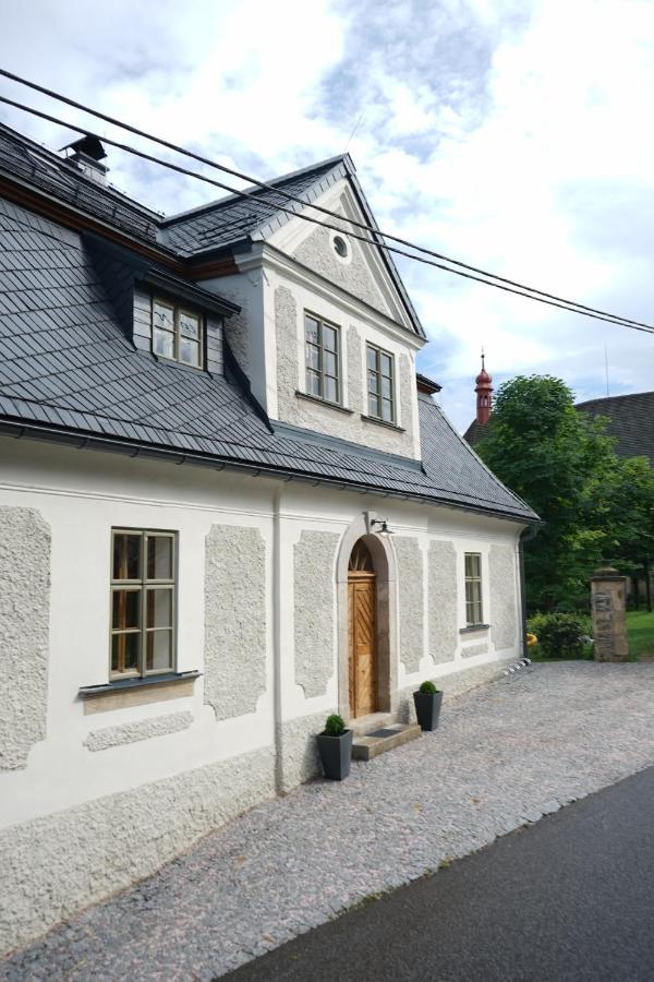 Baroque Chaplain House Kaplanka 1796 A. D. - Historical Luxury Apts In Bohemian Paradise Zelezny Brod Exterior foto