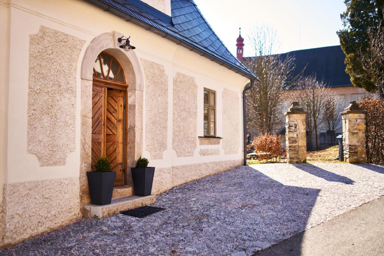 Baroque Chaplain House Kaplanka 1796 A. D. - Historical Luxury Apts In Bohemian Paradise Zelezny Brod Exterior foto